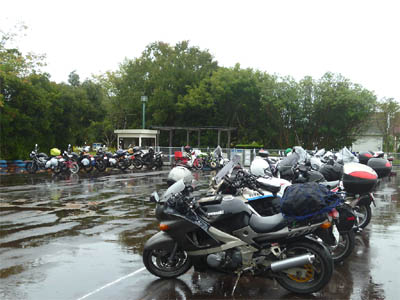 朝から雨が降り続けている第46回全国白バイ安全運転競技大会の駐車場（バイク駐輪場）