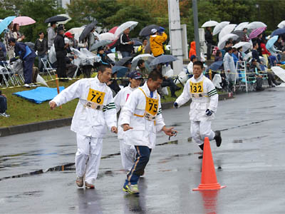 雨の中をコース下見する広島県代表の白バイ隊員
