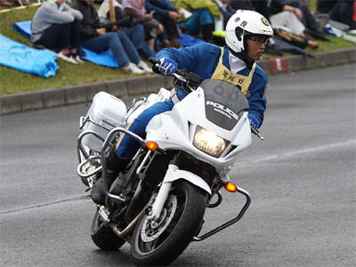 全国白バイ安全運転競技大会の傾斜走行操縦競技の保守部品を外した競技用バイクHONDA CB1300