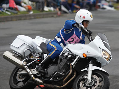 2015年全国白バイ安全運転競技大会の傾斜走行操縦競技、千葉県代表の女性白バイ隊員
