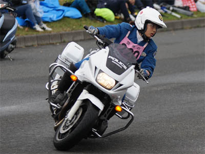 2015年全国白バイ安全運転競技大会の傾斜走行操縦競技、静岡県代表の女性白バイ隊員