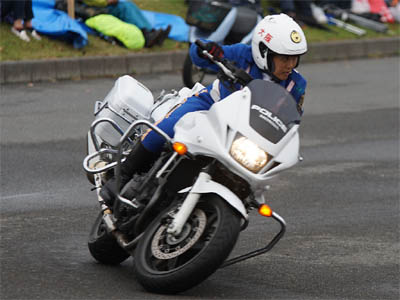 2015年全国白バイ安全運転競技大会の傾斜走行操縦競技、大阪府代表の女性白バイ隊員