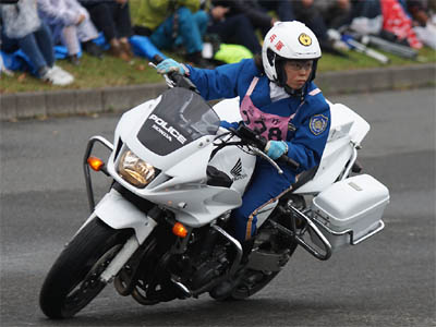 2015年全国白バイ安全運転競技大会の傾斜走行操縦競技、兵庫県代表の女性白バイ隊員