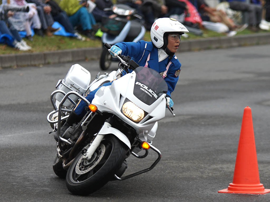 2015年全国白バイ安全運転競技大会の傾斜走行操縦競技、島根県代表の女性白バイ隊員