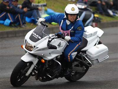 2015年全国白バイ安全運転競技大会の傾斜走行操縦競技、香川県代表の女性白バイ隊員