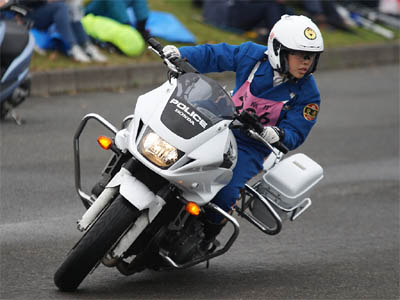 2015年全国白バイ安全運転競技大会の傾斜走行操縦競技、愛媛県代表の女性白バイ隊員