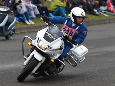 2015年全国白バイ安全運転競技大会の傾斜走行操縦競技、高知県代表の女性白バイ隊員