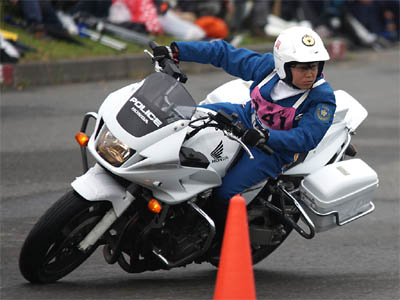 2015年全国白バイ安全運転競技大会の傾斜走行操縦競技、佐賀県代表の女性白バイ隊員