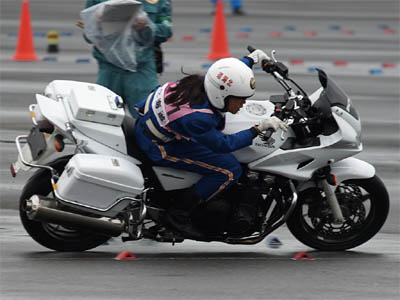 大型バイクHONDA CB1300で気合の入ったコーナリングを見せる女性白バイ隊員