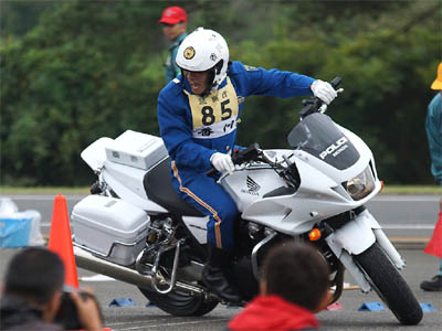 小道路旋回する香川県代表の白バイ隊員