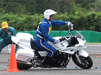 バンクセンサーが設置するぎりぎりまでバイクを倒しこむ石川県代表の白バイ隊員