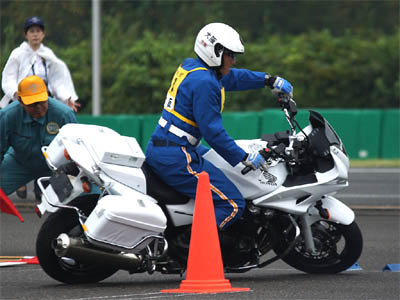 バイクを倒しこんで小道路旋回する大阪府代表の白バイ隊員