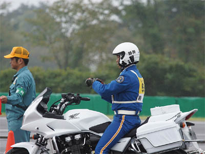 第２セクションのナローコースのスタートラインで競技開始を待つ静岡県の白バイ隊員