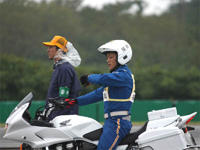 第２セクションのナローコースのスタートラインで競技開始を待つ福岡県の白バイ隊員
