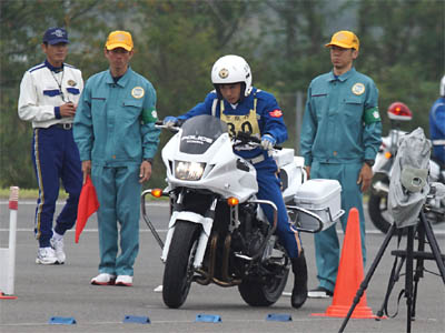 第１セクション応用バランス走行のスタート地点に立つ北海道代表の白バイ隊員