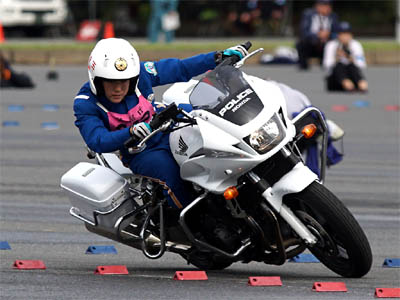 2016年全国白バイ安全運転競技大会の傾斜走行操縦競技、埼玉県代表の女性白バイ隊員