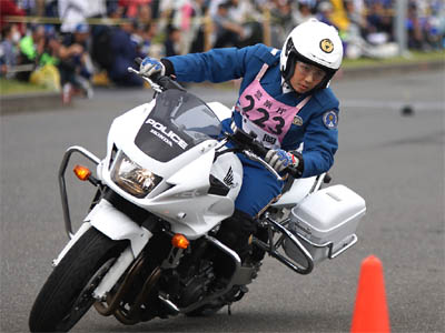 2016年全国白バイ安全運転競技大会の傾斜走行操縦競技、静岡県代表の女性白バイ隊員