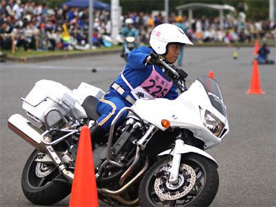 2016年全国白バイ安全運転競技大会の傾斜走行操縦競技、愛知県代表の女性白バイ隊員