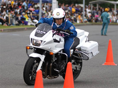 2016年全国白バイ安全運転競技大会の傾斜走行操縦競技、兵庫県代表の女性白バイ隊員