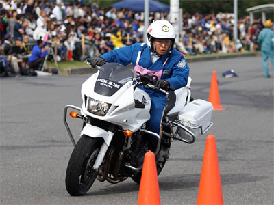 2016年全国白バイ安全運転競技大会の傾斜走行操縦競技、兵庫県代表の女性白バイ隊員
