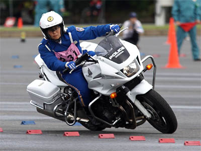 2016年全国白バイ安全運転競技大会の傾斜走行操縦競技、奈良県代表の女性白バイ隊員