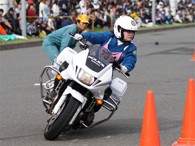 2016年全国白バイ安全運転競技大会の傾斜走行操縦競技、岡山県代表の女性白バイ隊員