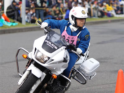 2016年全国白バイ安全運転競技大会の傾斜走行操縦競技、香川県代表の女性白バイ隊員