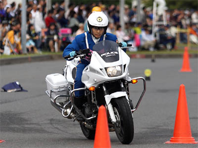 2016年全国白バイ安全運転競技大会の傾斜走行操縦競技、愛媛県代表の女性白バイ隊員