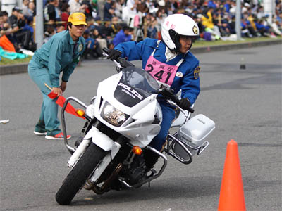 2016年全国白バイ安全運転競技大会の傾斜走行操縦競技、高知県代表の女性白バイ隊員