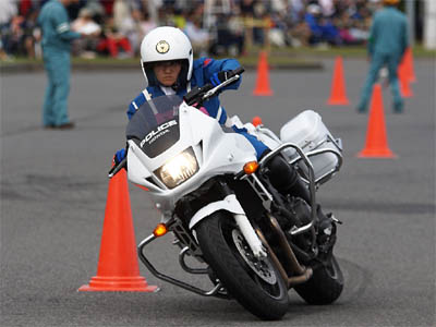 2016年全国白バイ安全運転競技大会の傾斜走行操縦競技、福岡県代表の女性白バイ隊員
