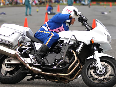 大型バイクCB1300を操る警視庁の女性白バイ隊員
