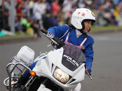 笑顔で大型バイクCB1300を操る千葉県警の女性白バイ隊員