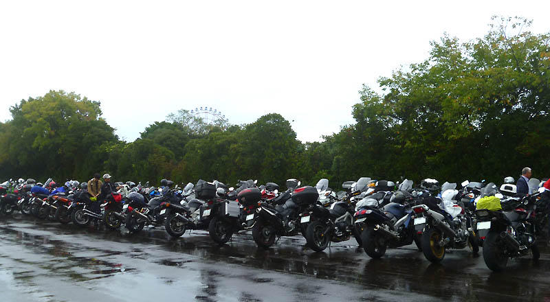 雨で水溜りができた、全国白バイ安全運転競技大会のバイク駐車場