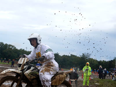 泥を跳ね飛ばしながら疾走する鳥取県代表の白バイ隊員