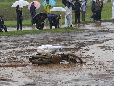 大雨により泥沼となったオフロードで転倒する白バイ隊員