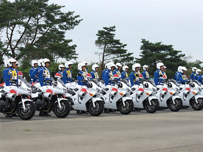 第47回全国白バイ安全運転競技大会の開会式で整列する白バイ隊員