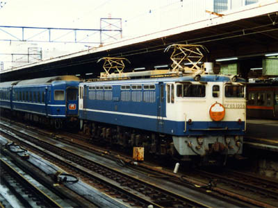 1986年（昭和61年）に東京駅で撮影したブルートレイン出雲の牽引車EF65-1059号機が列車を切り離したところ