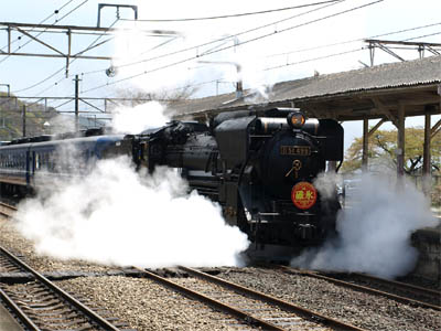 ドレインを切って真っ白な蒸気を排出しながら信越本線 横川駅に入線する蒸気機関車D51-498号機が牽引するSL碓氷号