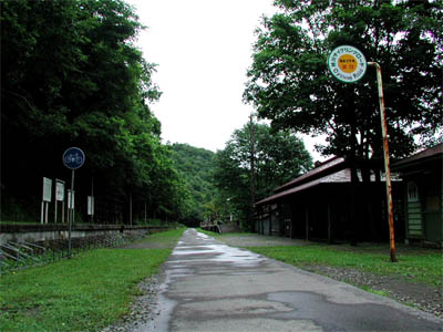 函館本線 神居古潭駅の廃線跡地に残されているプラットフォームと駅舎の一部