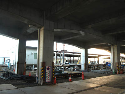 中央本線の高架化に伴い撤去作業中の地上の武蔵小金井駅の地上プラットフォーム