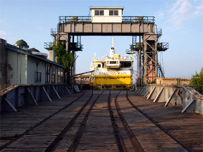 青函連絡船の八甲田山丸と青森桟橋に残っている乗船用の線路のレール跡