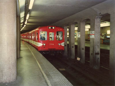 地下鉄の御茶ノ水駅に入線する帝都高速度交通営団の丸の内線500系の赤い車両