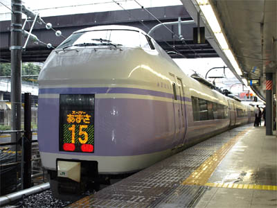 新宿駅に入線したE351系スーパー特急あずさ15号