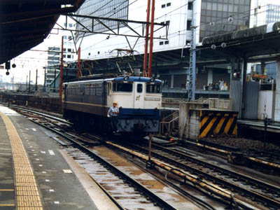 東京駅の10番線と12番線の間にある回送線路を使用して機回しされるブルートレインの牽引車、EF65-1099号機（1986年撮影）
