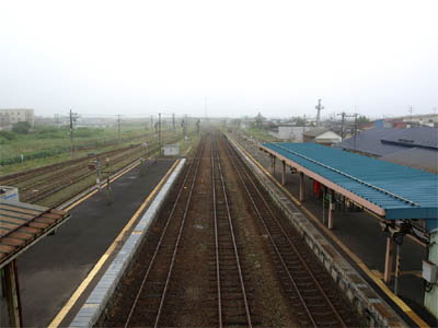 JR函館本線と室蘭本線の長万部駅の構内にある跨線橋から見た長編成用の長いプラットフォームと線路