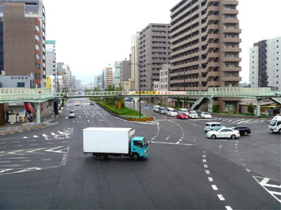 国道１号線と国道９号線が交差している京都市内の「堀川五条」交差点