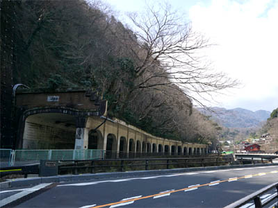国道１号線沿いにある箱根駅伝の名所「函嶺洞門」の全景
