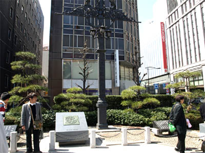 日本橋の歩道側に設置されている日本国道路元標、東京市道路元標と里程標
