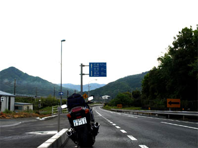 山口市内にある国道２号線の大きな国道の距離標識（看板）、広島121km、大竹81km、周南28km
