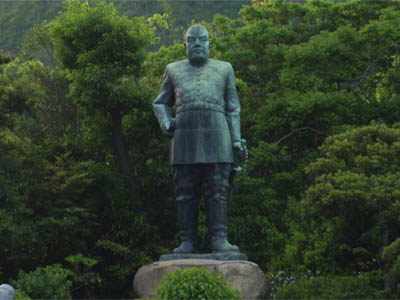 鹿児島市内の国道10号線の交差点に立っている西郷隆盛の銅像